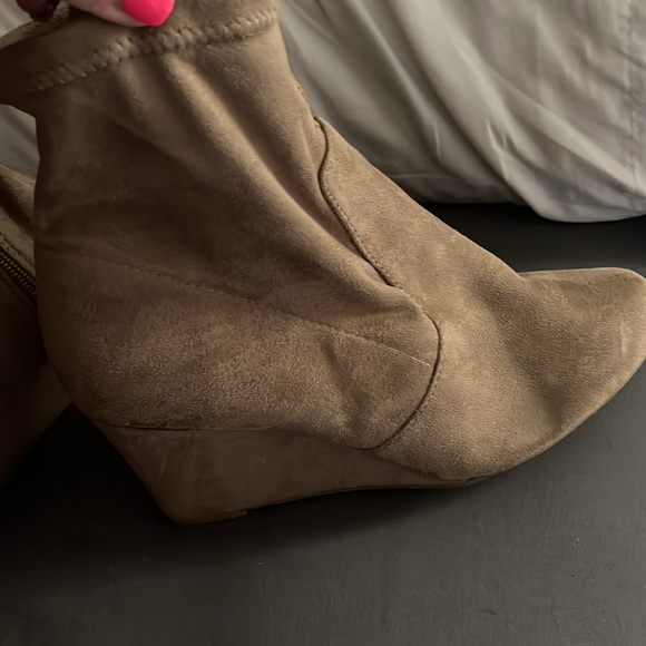 10W Gently worn Lane Bryant suede ankle boot wedges - Picture 3 of 4